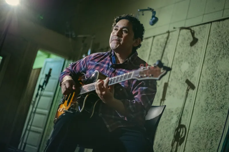 Walter Zelaya, guitarra de 620 Trío